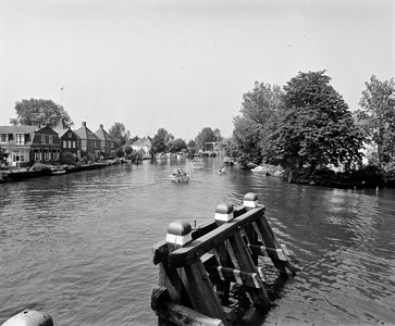 858291 Gezicht over de Vecht te Vreeland, vanaf de brug in de Provincialeweg.
